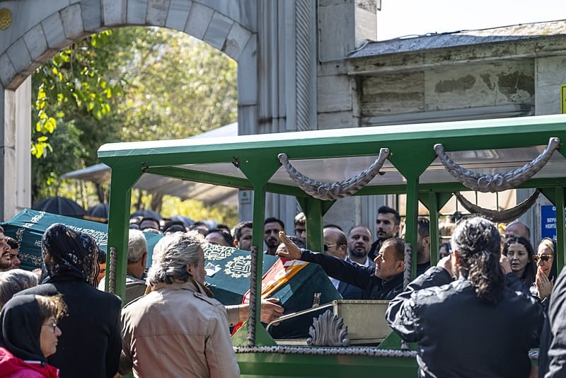 İstanbul'da silahlı saldırıda hayatını kaybeden avukat Öktem'in cenazesi toprağa verildi. (AA)