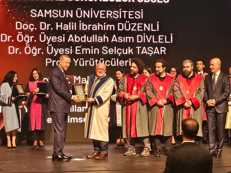Samsun Üniversitesi(SAMÜ), Yükseköğretim Kurulu (YÖK) tarafından verilen 2025 Üstün Başarı Ödülleri kapsamında ʺKurumsal Ödüller-Toplumsal Sorumlulukʺ kategorisinde ödüle layık görüldü. Ödül, Cumhurbaşkanı Recep Tayyip Erdoğan tarafından takdim edildi. (AA)
