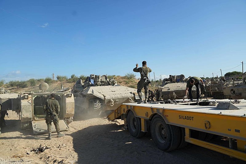 israilin-isgal-tanklari-gazzeden-cekiliyor-ilk-goruntuler-geldi-bundan-sonra-ne-olacak-plan-nasil-isleyecek-1760092990541.jpeg İşgalci İsrail güçleri Gazze'den çekilmeye başladı (DHA)