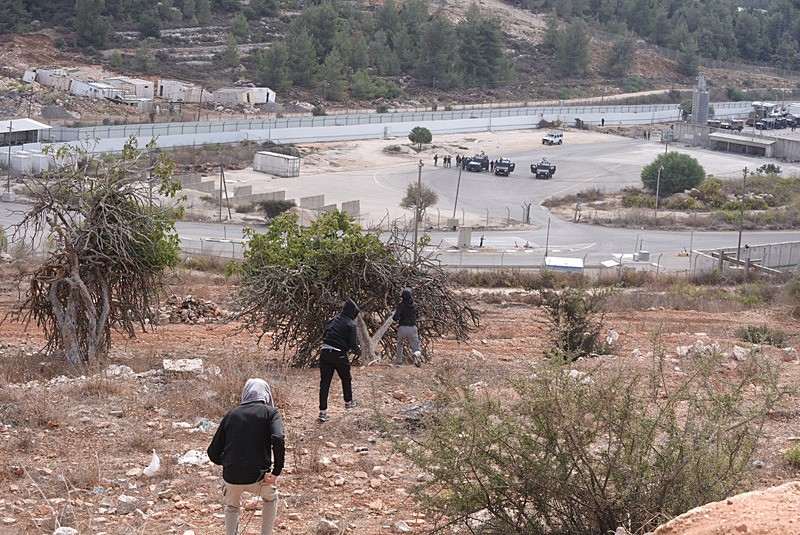 İsrail ordusu yakınlarını bekleyen Filistinlilere saldırdı, AA