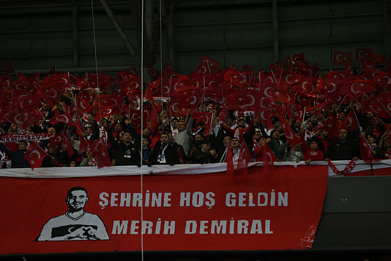 Merih Demiral için hazırlanan pankart (AA)