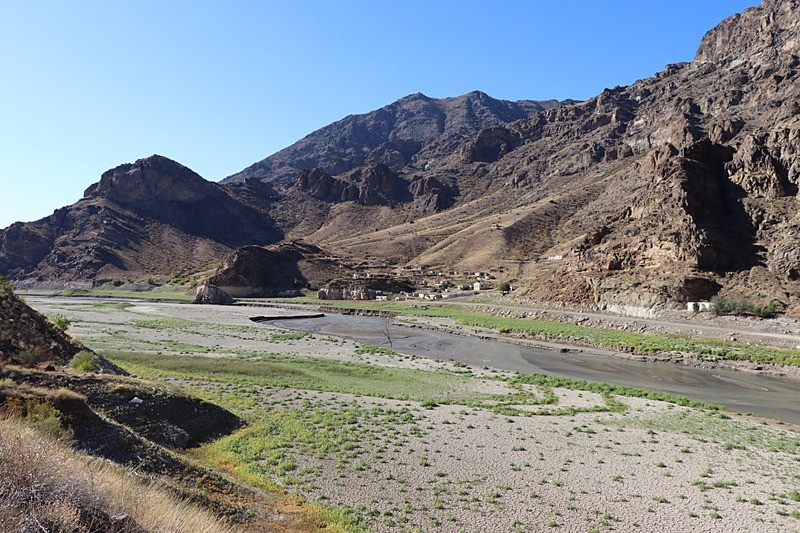 OLTU'DA KURAK GEÇEN MEVSİM VE HAVALARIN AŞIRI SICAK GİTMESİYLE AYVALI BARAJI'NDA, SU SEVİYESİ CİDDİ ORANDA DÜŞTÜ. BARAJ YATAĞINDA KURUYAN ALANLAR YENİDEN YEŞERMEYE BAŞLADI. (İHA)
