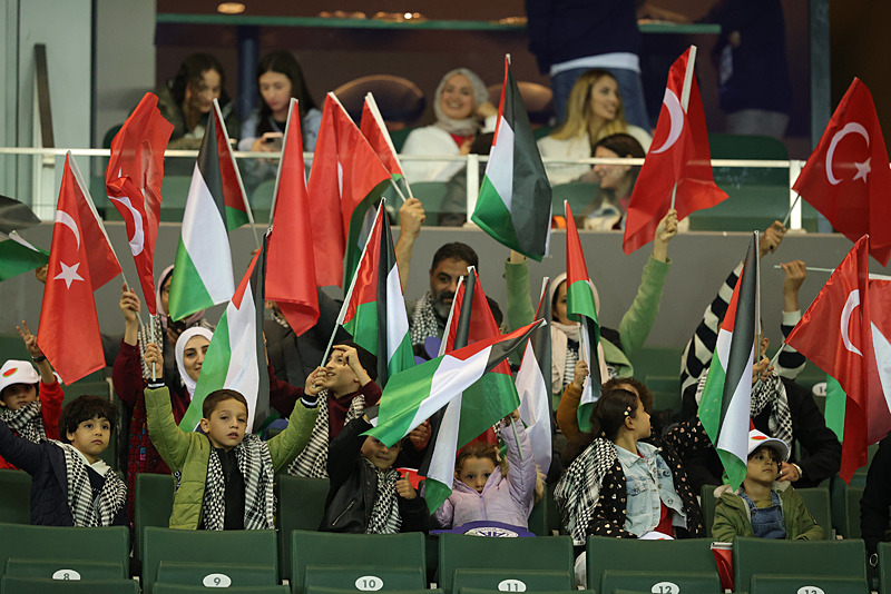 Türkiye - Gürcistan maçında Türk ve Filistin bayrakları bir arada yer aldı (AA)