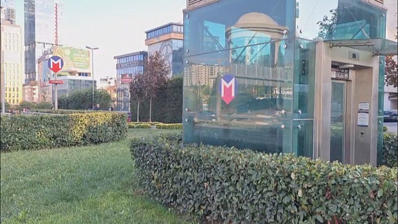 Maltepe’de metro raylarına atlayan bir kişi hayatını kaybetti. (DHA)