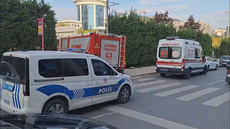 Maltepe’de metro raylarına atlayan bir kişi hayatını kaybetti. (DHA)