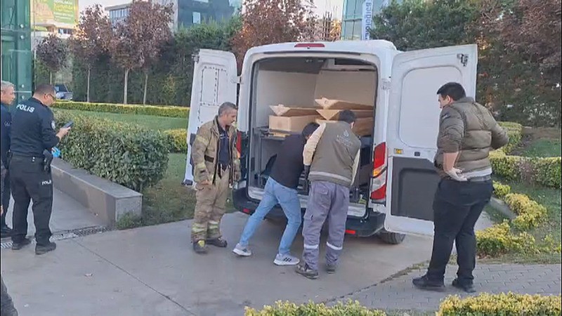 gulsuyu-metro-istasyonunda-metro-raylarina-atlayan-bir-kisi-hayatini-kaybetti-1760454715494.jpeg Maltepe’de metro raylarına atlayan bir kişi hayatını kaybetti. (DHA)