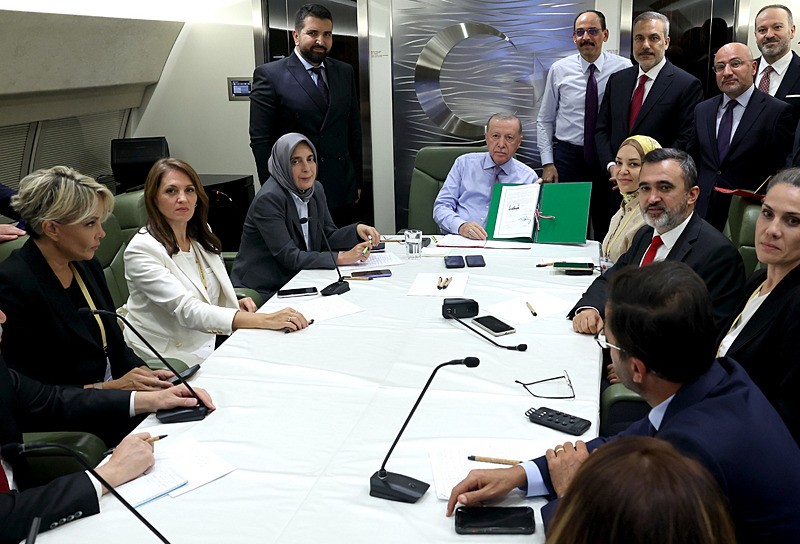 Başkan Erdoğan, Gazze'de yürürlüğe giren ateşkes anlaşması dolayısıyla Mısır'ın Şarm el-Şeyh kentinde düzenlenen Şarm el-Şeyh Barış Zirvesi'nin ardından yurda dönüşünde uçakta gazetecilere açıklamalarda bulundu, soruları yanıtladı. Erdoğan, gazetecilere Şarm el-Şeyh Barış Zirvesi Niyet Beyanı metnini gösterdi