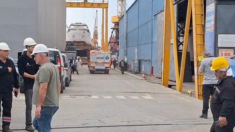 İstanbul Tuzla'da tersanede gemi tamiri sırasında patlama. (DHA)