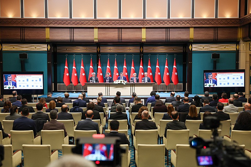 Cumhurbaşkanı Yardımcısı Cevdet Yılmaz, Cumhurbaşkanlığı Külliyesi'nde 2026 Yılı Merkezi Yönetim Bütçe Kanunu Teklifi Basın Bilgilendirme Toplantısı ve Bütçe Bağlama Töreni'nde konuştu (Fotoğraf: AA)