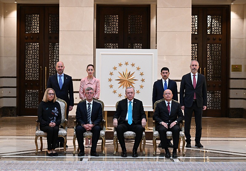  Litvanya Büyükelçisi Marius Janukonis, Başkan Erdoğan'a güven mektubu sundu. Büyükelçi Marius Janukonis, elçilik mensupları ve aile fertleri, Cumhurbaşkanı Erdoğan ile hatıra fotoğrafı çektirdi (Fotoğraf: AA)