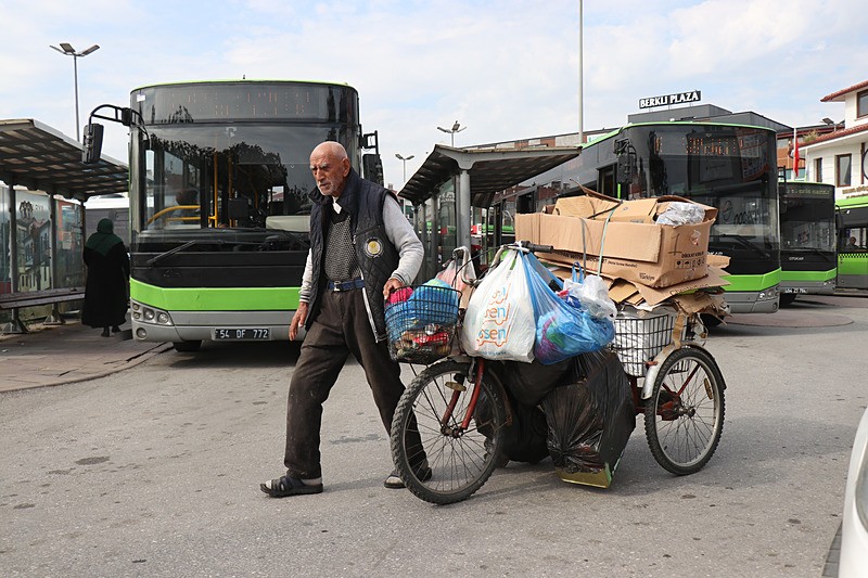 CHP'li Muharrem İnce'nin, ʺTürkiye'nin gerçek gündemi budur. Açlık ve yoksullukʺ notuyla paylaştığı görüntülerdeki kişinin, aslında hem Almanya'dan hem de Türkiye'den emekli maaşı aldığı ortaya çıktı (İHA)