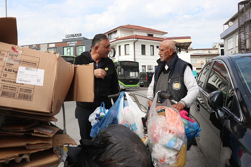 CHP'li Muharrem İnce'nin, ʺTürkiye'nin gerçek gündemi budur. Açlık ve yoksullukʺ notuyla paylaştığı görüntülerdeki kişinin, aslında hem Almanya'dan hem de Türkiye'den emekli maaşı aldığı ortaya çıktı (İHA)