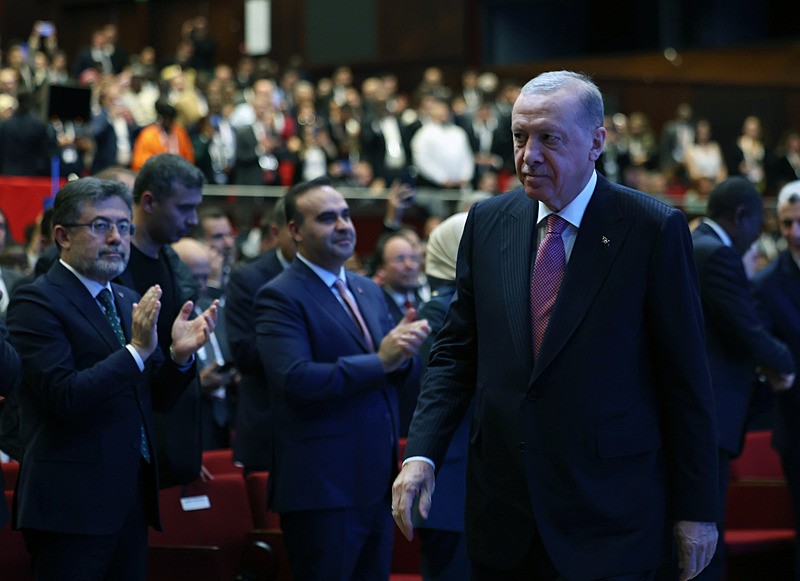 Başkan Erdoğan, Ticaret Bakanlığı'nın ev sahipliğinde, Afrika Birliği koordinasyonunda ve DEİK organizasyonuyla İstanbul Kongre Merkezi'nde düzenlenen Türkiye-Afrika İş ve Ekonomi Forumu'na katıldı (Fotoğraf: AA)