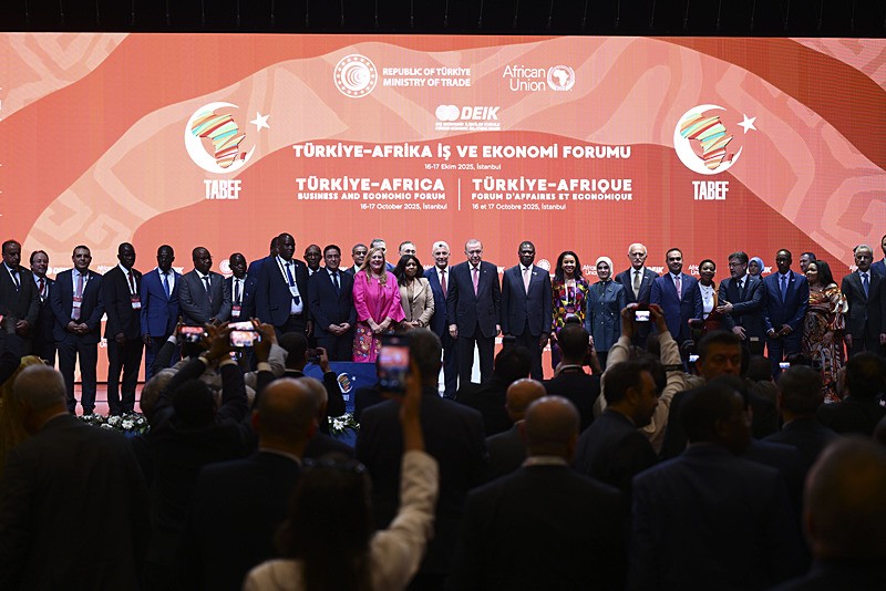 Başkan Erdoğan, Ticaret Bakanlığı'nın ev sahipliğinde, Afrika Birliği koordinasyonunda ve DEİK organizasyonuyla İstanbul Kongre Merkezi'nde düzenlenen Türkiye-Afrika İş ve Ekonomi Forumu'na katıldı (Fotoğraf: AA)