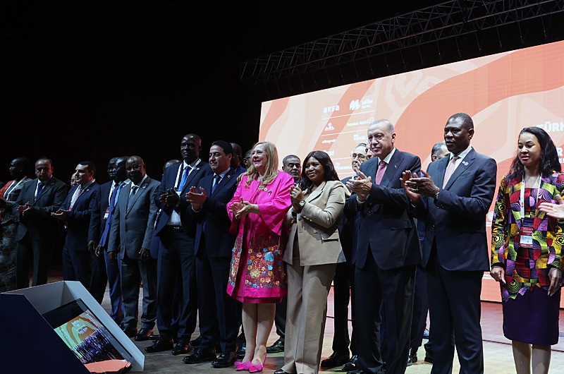 Başkan Erdoğan, Ticaret Bakanlığı'nın ev sahipliğinde, Afrika Birliği koordinasyonunda ve DEİK organizasyonuyla İstanbul Kongre Merkezi'nde düzenlenen Türkiye-Afrika İş ve Ekonomi Forumu'na katıldı (Fotoğraf: AA)