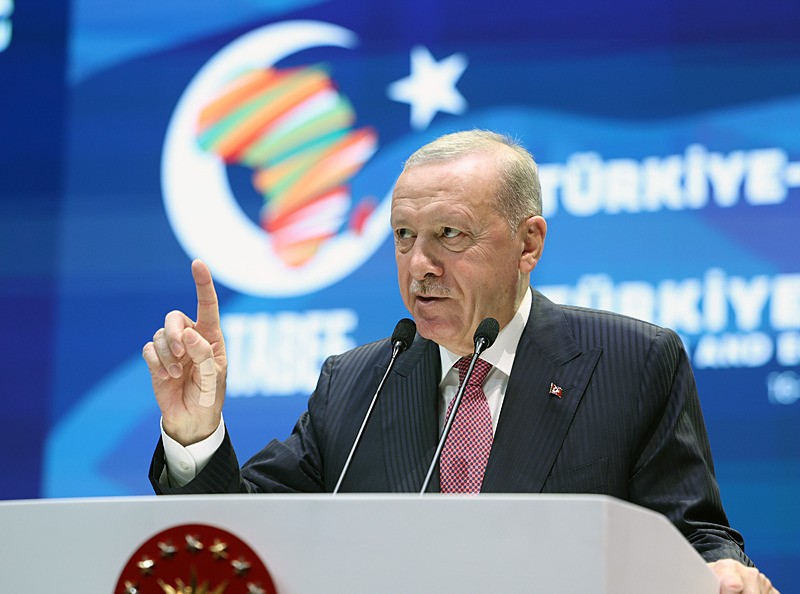 Başkan Erdoğan, Ticaret Bakanlığı'nın ev sahipliğinde, Afrika Birliği koordinasyonunda ve DEİK organizasyonuyla İstanbul Kongre Merkezi'nde düzenlenen Türkiye-Afrika İş ve Ekonomi Forumu'na katıldı (Fotoğraf: AA)