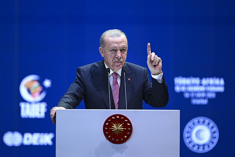 Başkan Erdoğan, Ticaret Bakanlığı'nın ev sahipliğinde, Afrika Birliği koordinasyonunda ve DEİK organizasyonuyla İstanbul Kongre Merkezi'nde düzenlenen Türkiye-Afrika İş ve Ekonomi Forumu'na katıldı (Fotoğraf: AA)