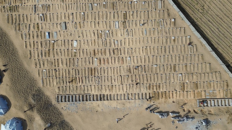Gazze'deki mezarlıklarda ölüleri gömecek boş yer kalmadı, AA