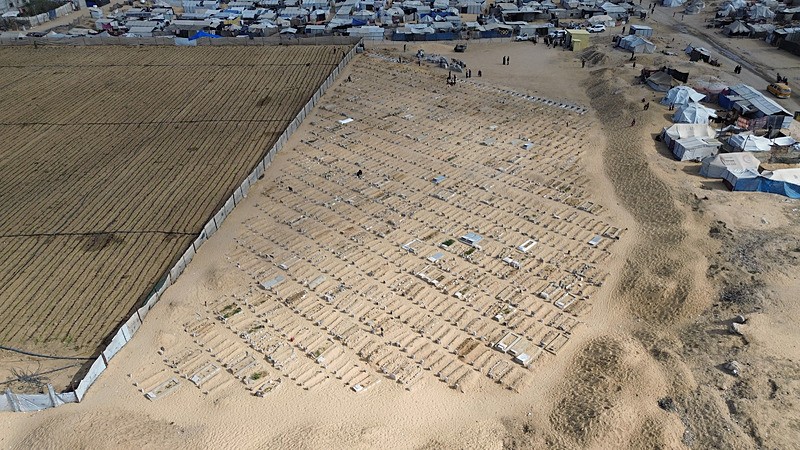 Gazze'deki mezarlıklarda ölüleri gömecek boş yer kalmadı, AA