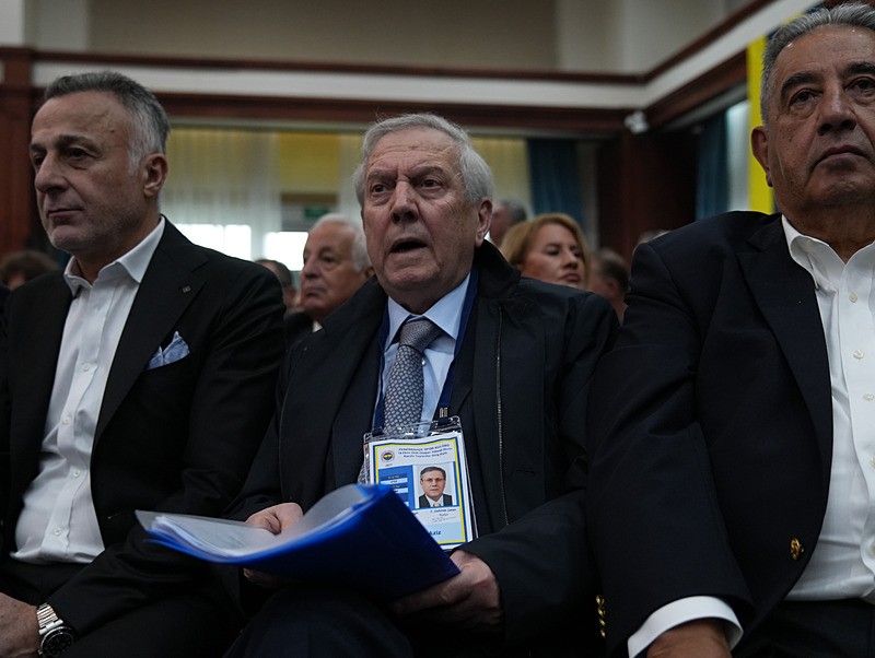 fenerbahcede-yuksek-gerilim-aziz-yildirim-ali-koca-yuklendi-soyleyen-serefsizdir-kulubun-borcu-belli-oldu-1760781230223.jpeg Eski Fenerbahçe Başkanı Aziz Yıldırım