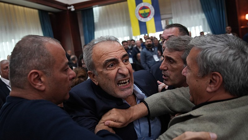 fenerbahcede-yuksek-gerilim-aziz-yildirim-ali-koca-yuklendi-soyleyen-serefsizdir-kulubun-borcu-belli-oldu-1760785444549.jpeg Fenerbahçe Yüksek Divan Kurulu Toplantısı'nda üyeler arasında gerginlik yaşandı (Fotoğraf: İHA)