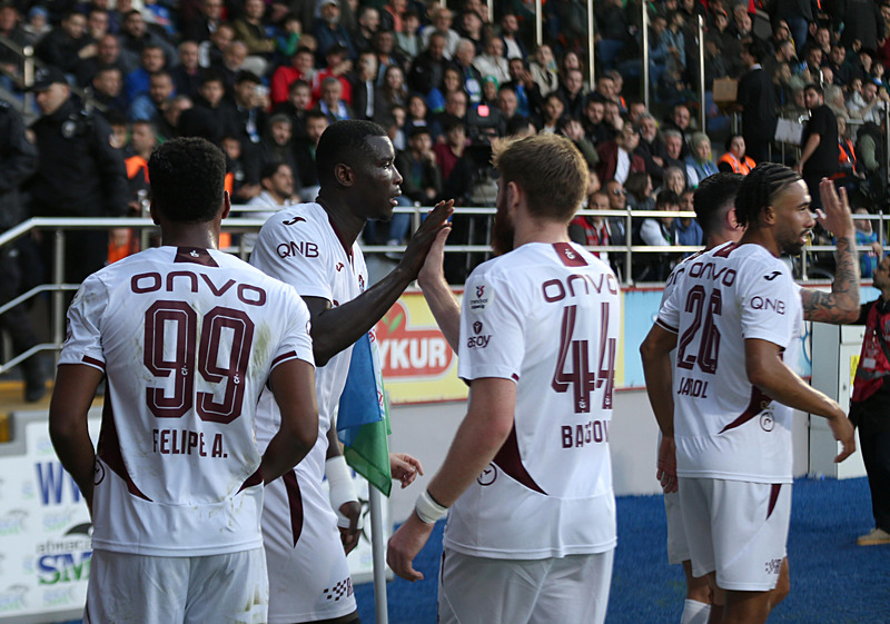 karadenizde-kusursuz-firtina-rizespor-trabzonspor-1-2-mac-sonucu-1760803960151.jpg Trabzonspor'un gol sevinci (AA)