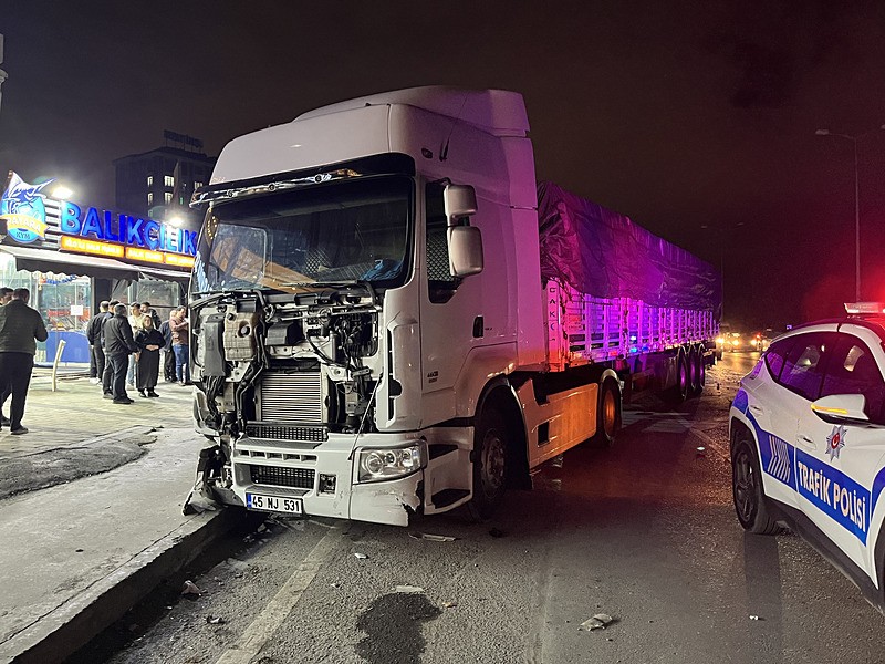 Sultangazi'de kontrolden çıkan TIR park halindeki 5 araca çarptı. (DHA)