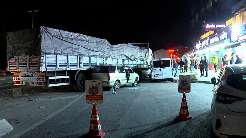 Sultangazi'de kontrolden çıkan TIR park halindeki 5 araca çarptı. (DHA)
