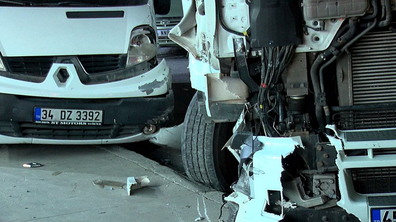 Sultangazi'de kontrolden çıkan TIR park halindeki 5 araca çarptı. (DHA)