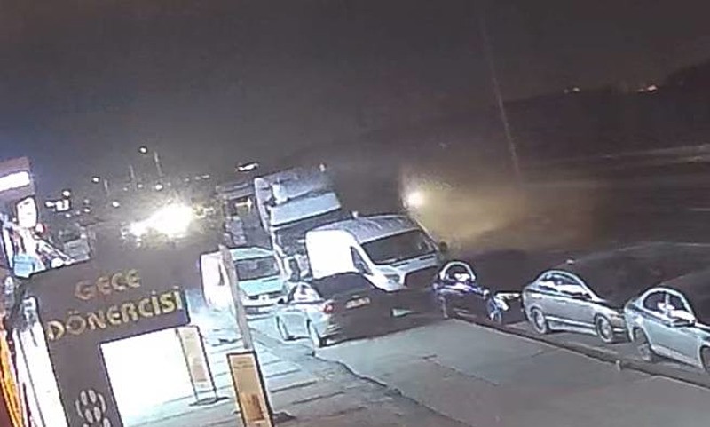 Sultangazi'de kontrolden çıkan TIR park halindeki 5 araca çarptı. (DHA)