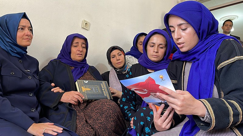 AK Parti Genel Başkan Yardımcısı Fatma Betül Sayan Kaya, şehidin annesi Fatma Amilağ'a Türk bayrağı hediye etti. Bayrağı öpüp başının üstüne koyan anne Amilağ, Ben bu bayrakla gurur duyuyorum dedi. (DHA)