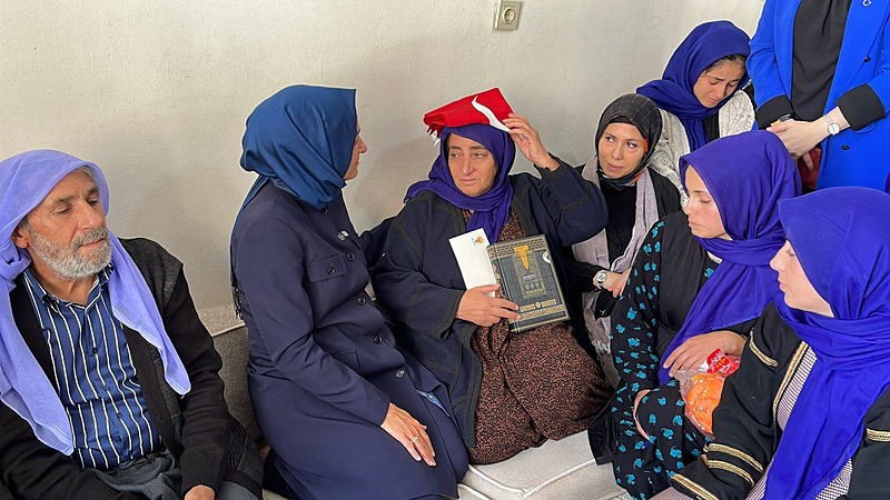 AK Parti Genel Başkan Yardımcısı Fatma Betül Sayan Kaya, şehidin annesi Fatma Amilağ'a Türk bayrağı hediye etti. Bayrağı öpüp başının üstüne koyan anne Amilağ, Ben bu bayrakla gurur duyuyorum dedi. (DHA)