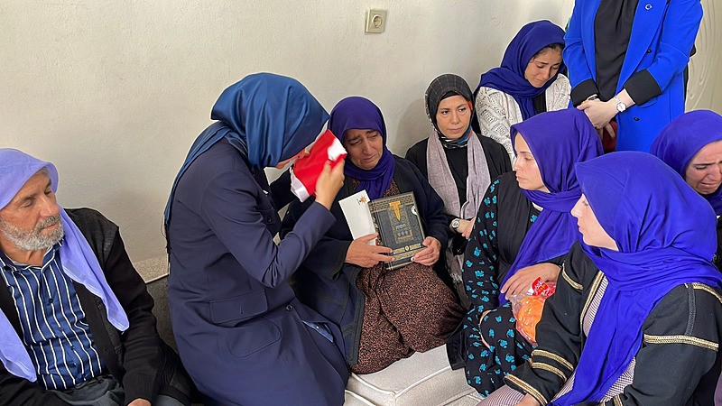 AK Parti Genel Başkan Yardımcısı Fatma Betül Sayan Kaya, şehidin annesi Fatma Amilağ'a Türk bayrağı hediye etti. Bayrağı öpüp başının üstüne koyan anne Amilağ, Ben bu bayrakla gurur duyuyorum dedi. (DHA)