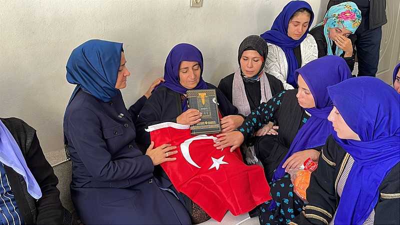 AK Parti Genel Başkan Yardımcısı Fatma Betül Sayan Kaya, şehidin annesi Fatma Amilağ'a Türk bayrağı hediye etti. Bayrağı öpüp başının üstüne koyan anne Amilağ, Ben bu bayrakla gurur duyuyorum dedi. (DHA)