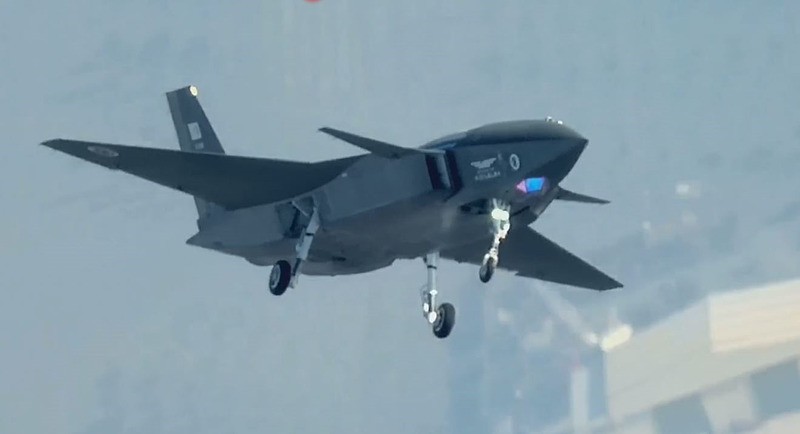 Kızılelma MURAD 100-A AESA atış kontrol radarı ile gökyüzünde, İHA