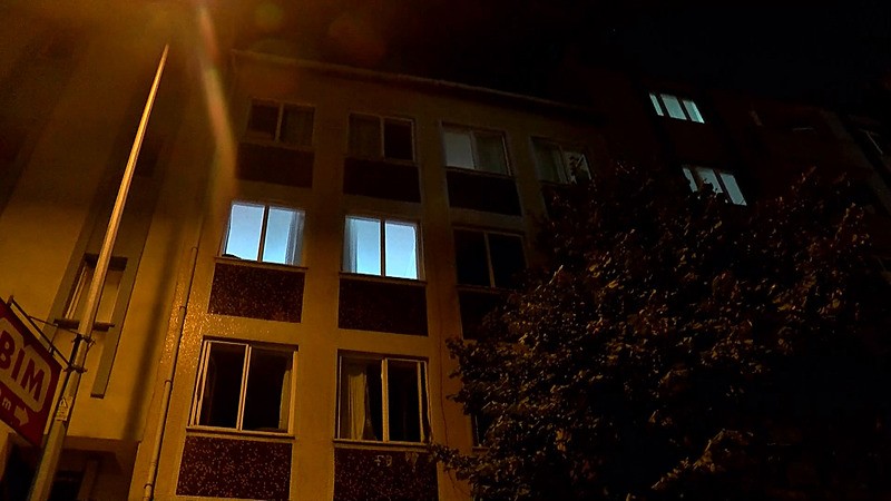 Sultangazi'de eşinin evini ateşe veren eski koca kaçtı; 3'ü ağır 7 yaralı. (DHA)