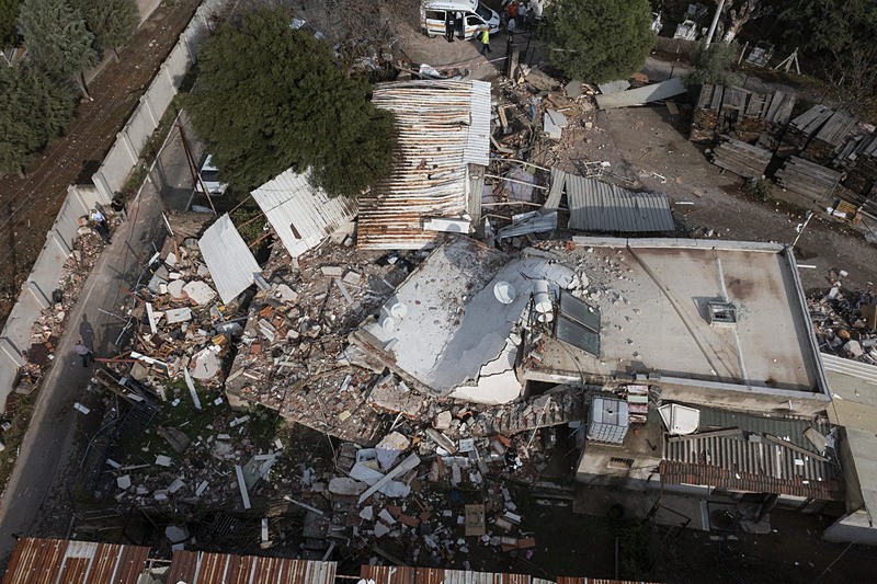 İzmir'de evde patlama meydana geldi. (AA)