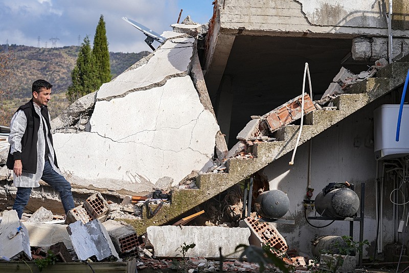 İzmir'de evde patlama meydana geldi. (AA)