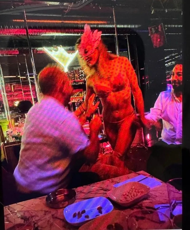 CHP'li Tolgahan Erdoğan pavyondaki delege avının görüntüsünü paylaştı (Takvim.com.tr)