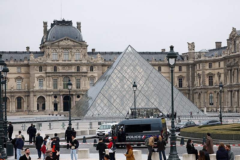 Louvre Müzesi, Reuters