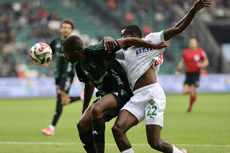  Kocaelisporlu Dijksteel, bir pozisyonda rakibi Ogundu ile mücadele etti. (AA)