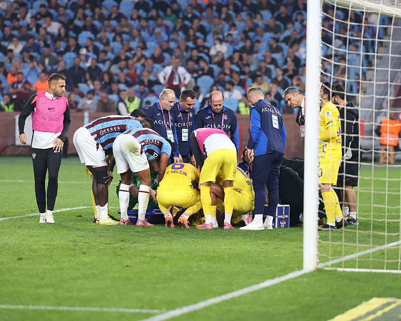 Eyüpspor sağlık ekibi, Luccas Claro'nun önünde durarak görüntü alınmasını engellemeye çalıştı (İHA)