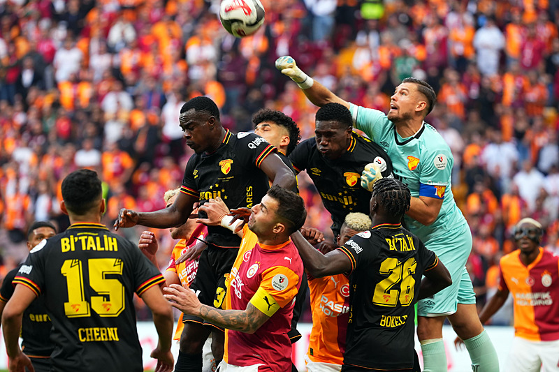 Galatasaray'ın Göztepe kalesine hücum yaptığı pozisyon (İHA)