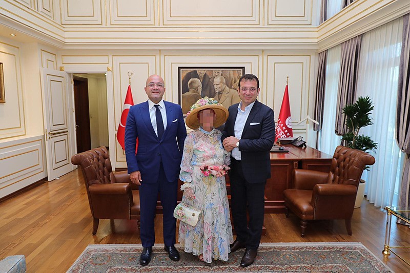 İngiliz MI6 için çalışan, CIA ve Mossad’la ilişkili FETÖ’cü Mustafa Özcan’a yakın ajan Hüseyin Gün ile Ekrem İmamoğlu aynı karede. (Takvim.com.tr)