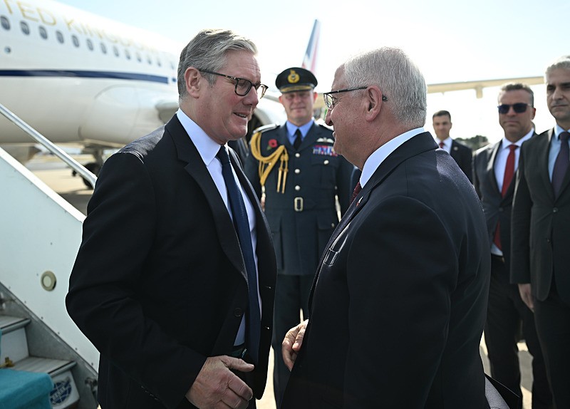 Milli Savunma Bakanı Güler, İngiltere Başbakanı Starmer'i karşıladı. (AA)