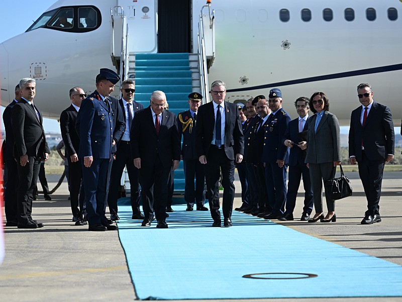 Milli Savunma Bakanı Güler, İngiltere Başbakanı Starmer'i karşıladı. (AA)