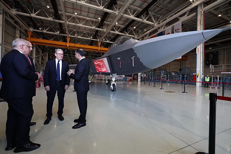 Birleşik Krallık Başbakanı Keir Starmer, Mürted Hava Meydan Komutanlığı'ndaki karşılama töreni sonrasında Milli Savunma Bakanı Yaşar Güler ile birlikte TUSAŞ'a geçerek yerli ve milli uçak KAAN hakkında bilgi aldı.