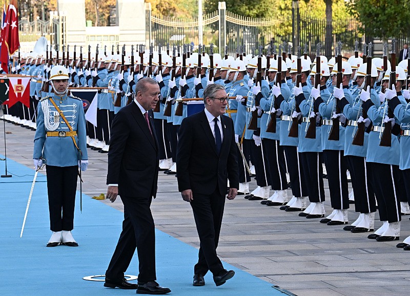 Başkan Erdoğan, İngiltere Başbakanı Starmer'i resmi törenle karşıladı. (AA)