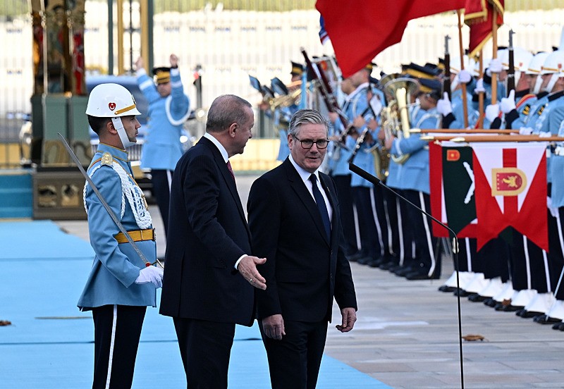 Başkan Erdoğan, İngiltere Başbakanı Starmer'i resmi törenle karşıladı. (AA)