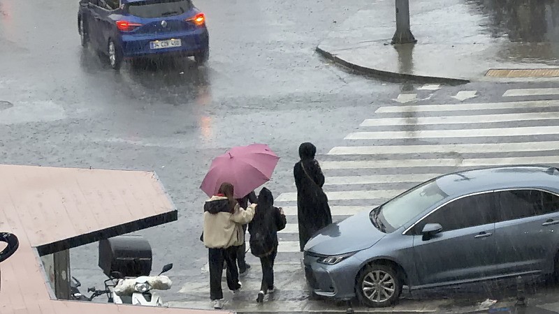 İSTANBUL'DA ŞİDDETLİ YAĞIŞ VE LODOS ETKİLİ OLDU ARNAVUTKÖY'DE VATANDAŞLAR ZOR ANLAR YAŞADI. (İHA)